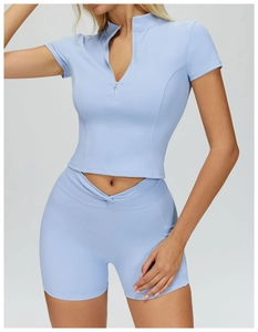 Set yoga celeste con top a collo alto e zip a un quarto e pantaloncini a vita alta