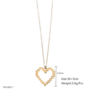 Détails du collier pendentif cœur pixel doré avec dimensions de la chaîne 38+5cm