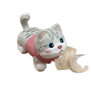 Figurine de chat en bois sculpté à la main en gris avec gilet rose pour la déco