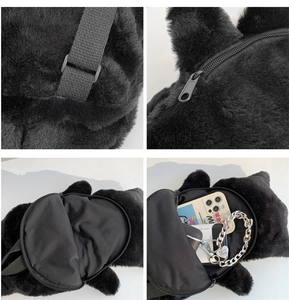 Detalle del bolso de peluche negro con correa ajustable y vista del compartimento interno