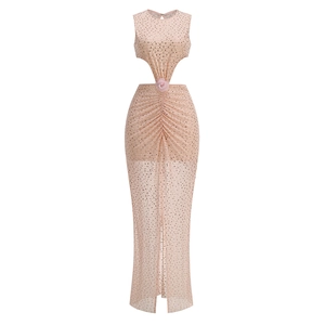 Détail d'une robe de soirée champagne avec découpe à la taille et fleur en 3D