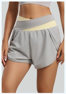 Détail de short de course gris avec taille contrastée jaune et design double couche