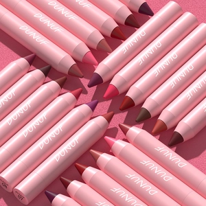 Makroaufnahme mehrerer matter Lippenstiftstifte in verschiedenen Tönen mit feinen Spitzen