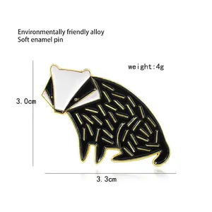 Vue détaillée du pin's blaireau émaillé avec dimensions 3,0 cm x 3,3 cm sur fond blanc