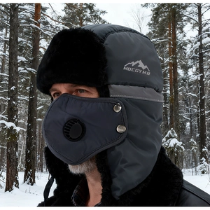 Gros plan d'un bonnet trappeur d'hiver avec cache-oreilles et masque respiratoire.