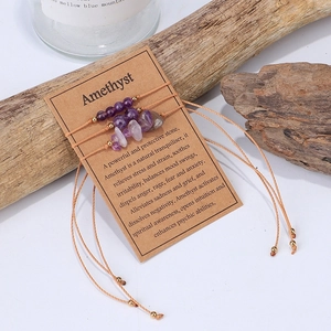 Detalle del set de pulseras de amatista en tarjeta kraft con piedras naturales
