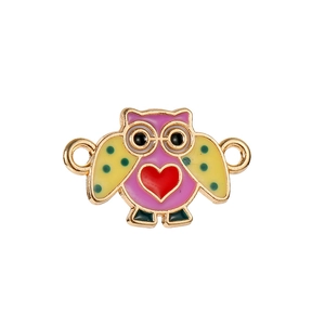 Détail du pendentif hibou en alliage émaillé avec corps rose et ailes à pois verts