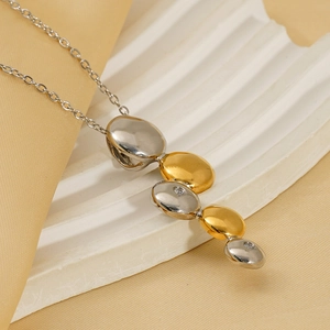 Collier avec pendentif grappe bicolore or et argent sur un support d'exposition blanc