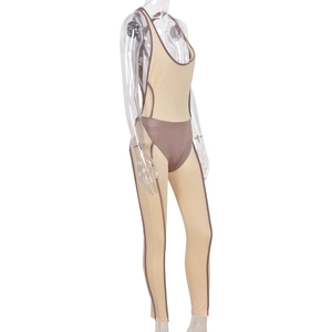 Vue latérale détaillée du body sans manches beige avec lignes de contour marron