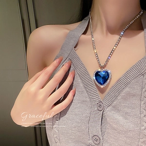 Silberne Halskette mit einem tiefblauen Herz-Kristall und funkelnden Diamant-Akzenten