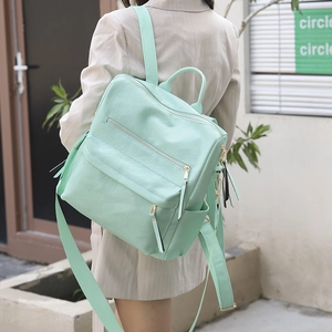 Detailansicht eines minzgrünen Vintage-Lederrucksacks getragen von einem Model