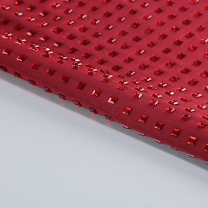 Vue macro des strass bordeaux sur le tissu de haute qualité d'une robe de soirée