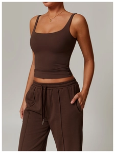 Détail de l'ensemble de yoga marron avec pantalon à cordon et gilet à encolure carrée