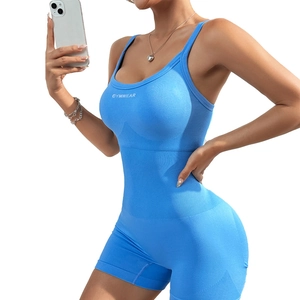 Combinaison de sport bleu clair sans couture avec taille côtelée et fines bretelles