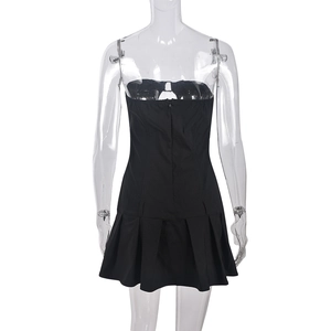 Vue détaillée du dos d'une robe noire bustier plissée avec fermeture éclair invisible