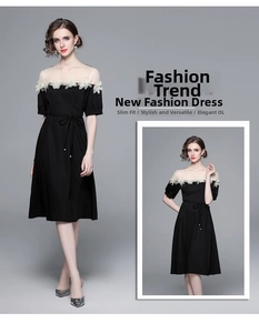 Détail de l'appliqué floral sur le décolleté en mesh d'une robe noire cintrée chic