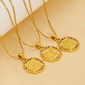 Vue détaillée de trois chaînes serpent dorées avec pendentifs lettrés A, B et C embossés