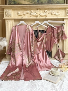 Détail d'un ensemble de nuit 5 pièces en satin avec imprimé floral et décor élégant