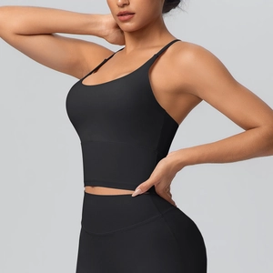 Vue latérale d'un soutien-gorge de sport noir avec fines bretelles et tissu élastique