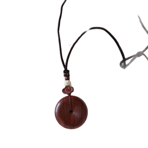 Collar étnico con colgante circular de madera marrón oscuro, cordón trenzado y cuentas madera