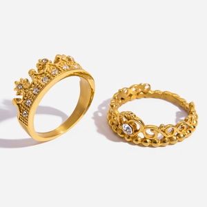 Dettaglio di due anelli a corona in oro 18K con scintillanti cristalli di zircone bianco