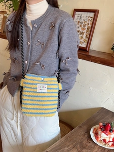 Sac bandoulière en peluche à rayures arc-en-ciel jaune et bleu avec sangle tissée