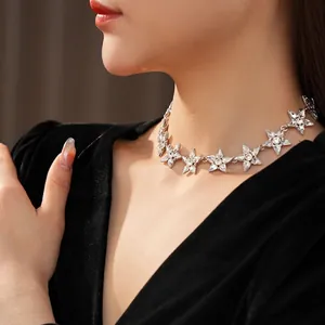 Lussuosa collana con stelle di diamanti scintillanti in argento indossata da modella