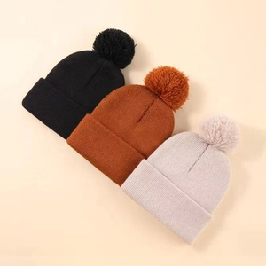 Set di tre berretti in maglia a coste con pompon nei colori nero, marrone e beige