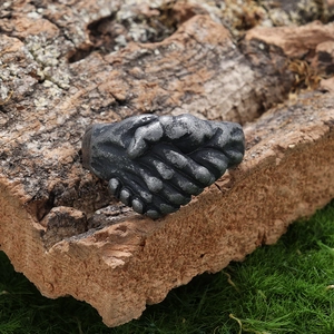 Gros plan d'une bague de poignée de main vintage avec texture rustique sur écorce