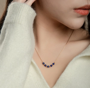 Primo piano della collana di lapislazzuli su catena in acciaio placcato oro 18K