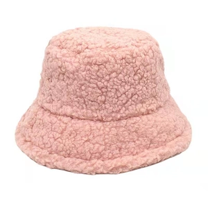 Gros plan sur la texture douce en polaire rose du chapeau cloche pour l'hiver