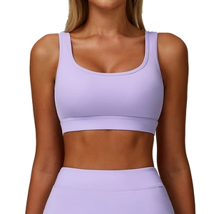 Hellviolettes Yoga-Set mit U-Ausschnitt Sport-BH und High-Waist-Leggings auf Weiß