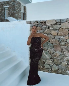 Detailopname van zwarte kanttextuur en nauwsluitend ontwerp op een strapless maxi-jurk