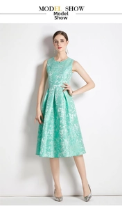 Detailaufnahme von mintgrünem ärmellosem Kleid mit Blumen-Jacquard und A-Linie
