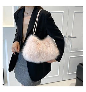 Détail du sac à main en fausse fourrure rose montrant la texture douce et la bandoulière