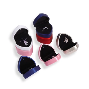 Elegantes joyeros LED con forma de corazón para anillos y collares en varios colores
