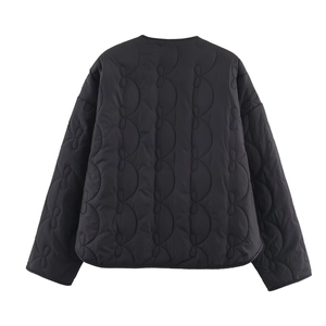 Veste matelassée noire pour femme avec nœud au dos et texture de vagues