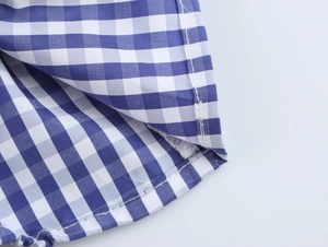 Vue macro de la texture du tissu à carreaux bleu et blanc et des détails de couture