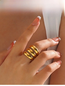 Dettaglio dell'anello largo placcato oro 18K con design a triplo strato curvo a fascia
