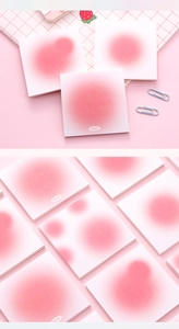 Macro di foglietti adesivi quadrati sfumati rosa pesca con graffette e articoli da ufficio