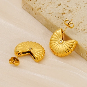 Boucles d'oreilles minimalistes dorées en forme d'éventail avec pierre et relief strié
