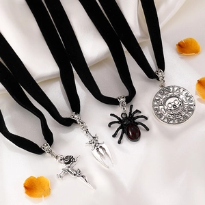 Gothic-Choker-Set mit Totenkopf, Spinne, Kreuz und Schwert auf schwarzen Samtbändern