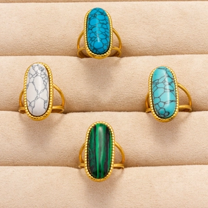 Set mit vier verstellbaren Vintage-Edelstahlringen in Gold mit bunten Ovalsteinen