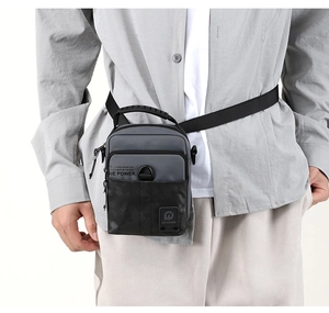 Dettaglio di una borsa a tracolla leggera con tasche multiple e tracolla regolabile