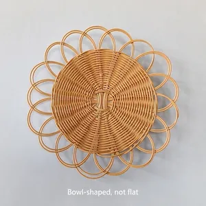 Wanddeko aus geflochtenem Stroh im Boho-Stil in Blumenform aus Naturholz