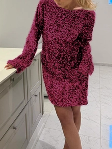 Dettaglio dell'elegante abito corto in paillettes fucsia a maniche lunghe per le feste