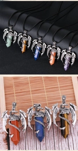 Vue détaillée de pendentifs en cristal hexagonal avec dragon en diverses pierres naturelles