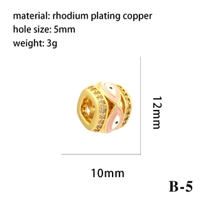 Vue détaillée d'une perle œil maléfique en zircone rose avec trou de 5 mm et dimensions 12x10mm