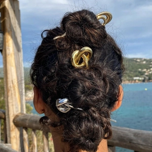 Minimalist 18k gold and silver stainless steel U-shaped hairpins for women in outdoor light