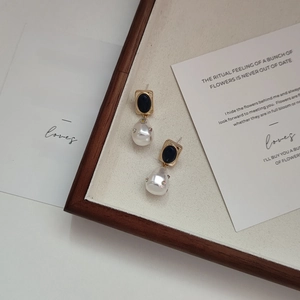 Orecchini pendenti vintage francesi con lacca nera e perle barocche con strass colorati